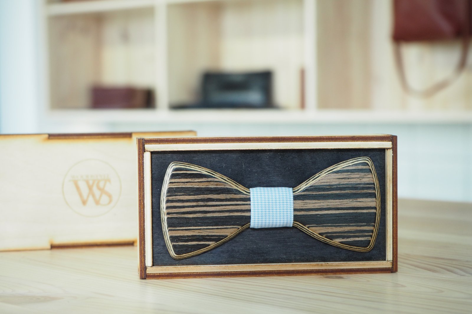 Wood Style Motýlek Kulatý Dub černý Barva středu: Modrá se vzorem