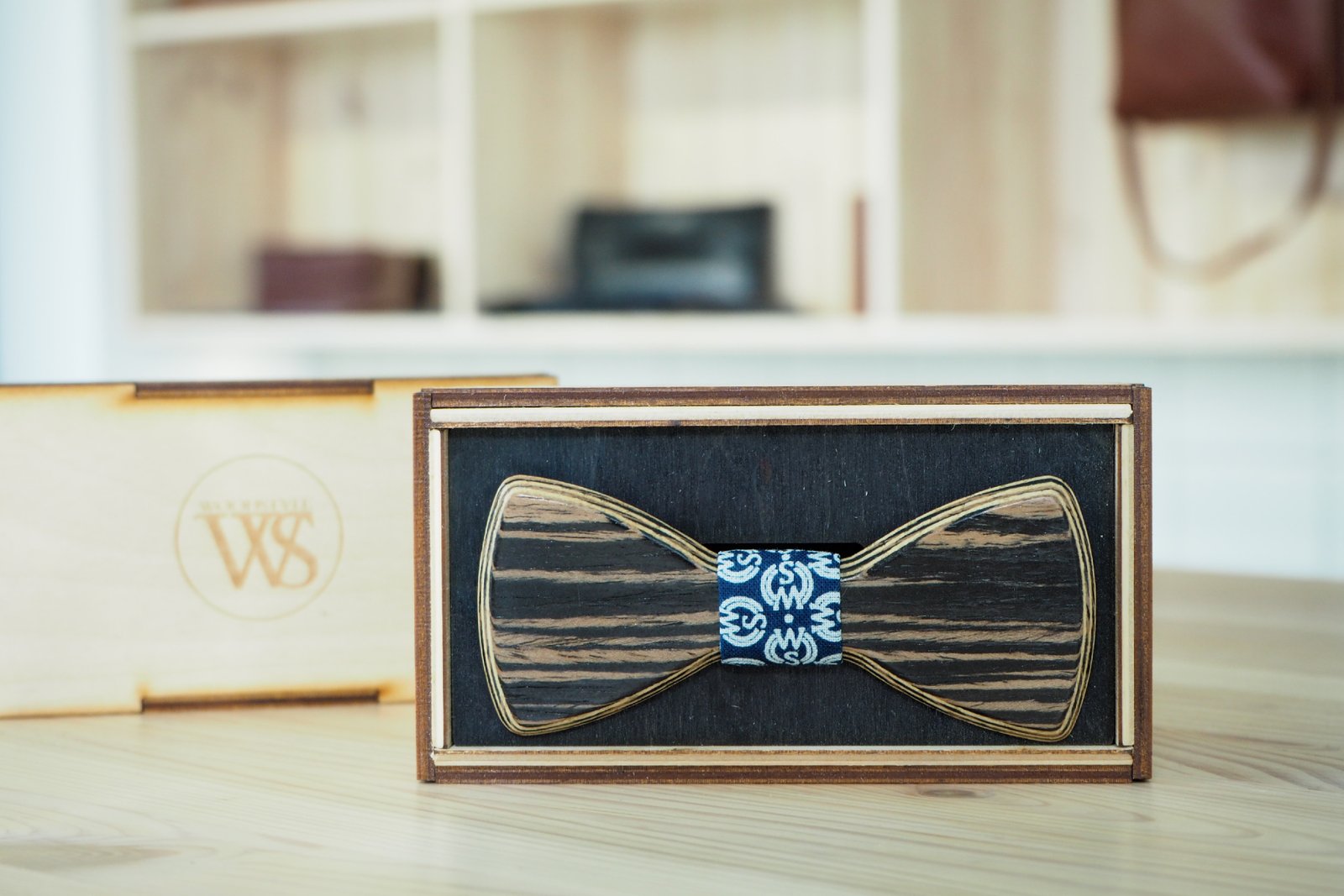 Wood Style Motýlek Kulatý Dub černý Barva středu: WS Modrotisk