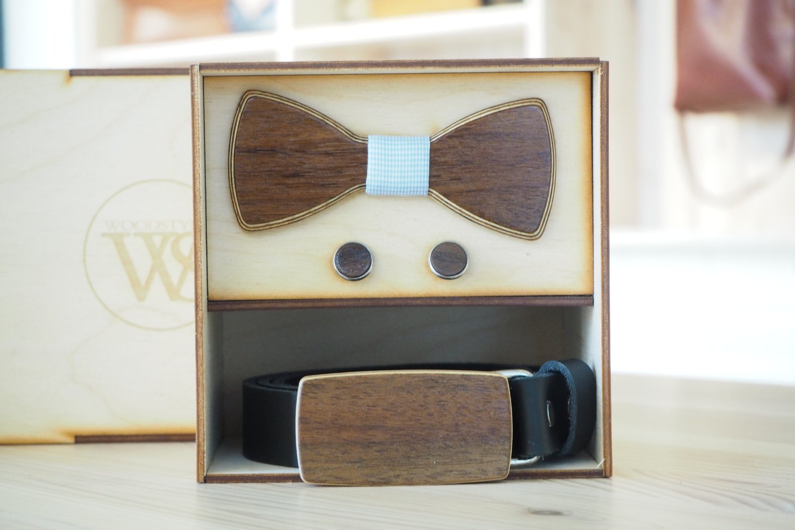 Wood Style Set Kulatý Ořech  -  opasek,motýlek a manžetové knoflíčky Obvod pasu: 95, Barva středu: Modrá se vzorem
