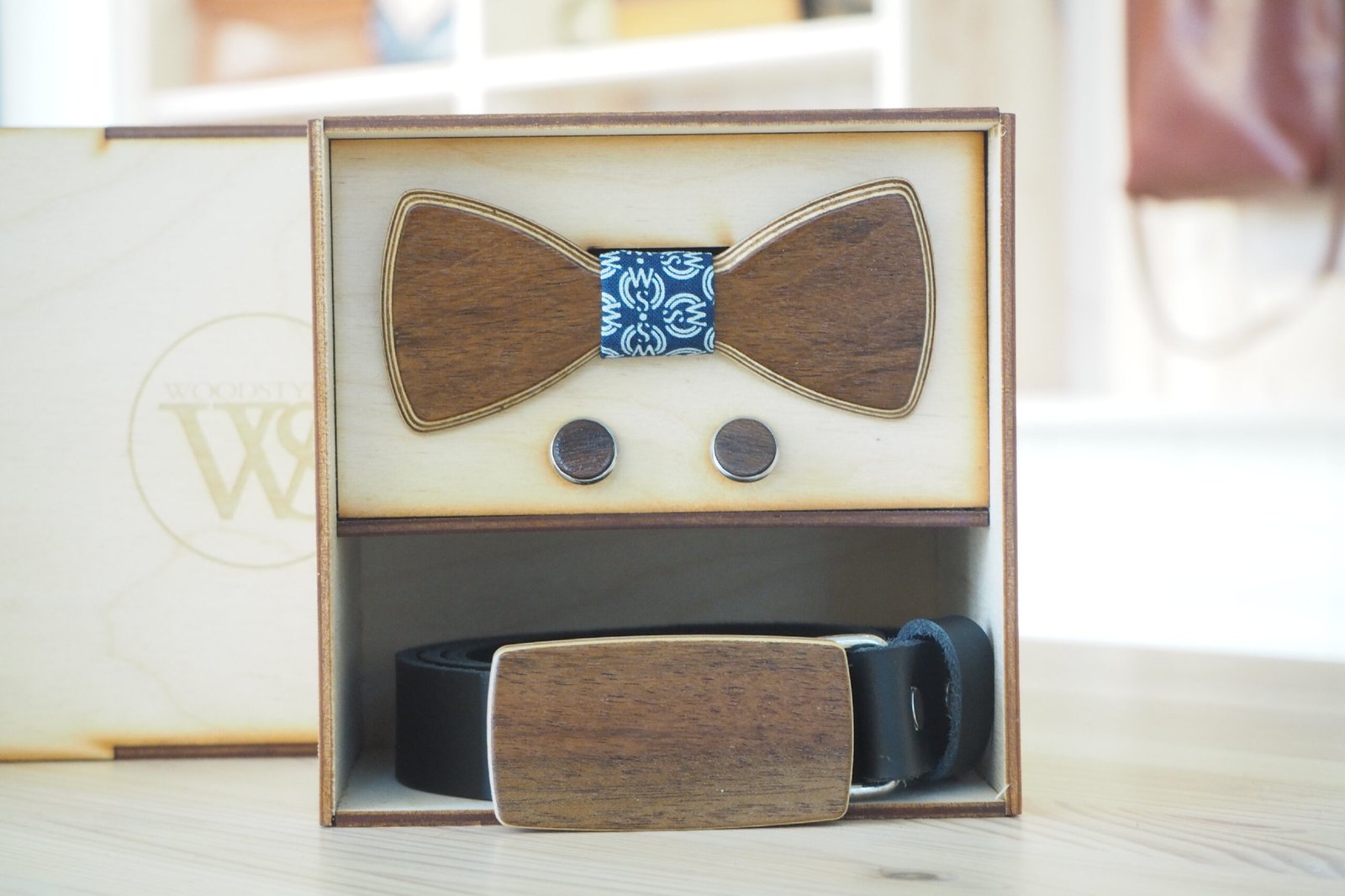 Wood Style Set Kulatý Ořech - opasek,motýlek a manžetové knoflíčky Obvod pasu: 90, Barva středu: WS Modrotisk