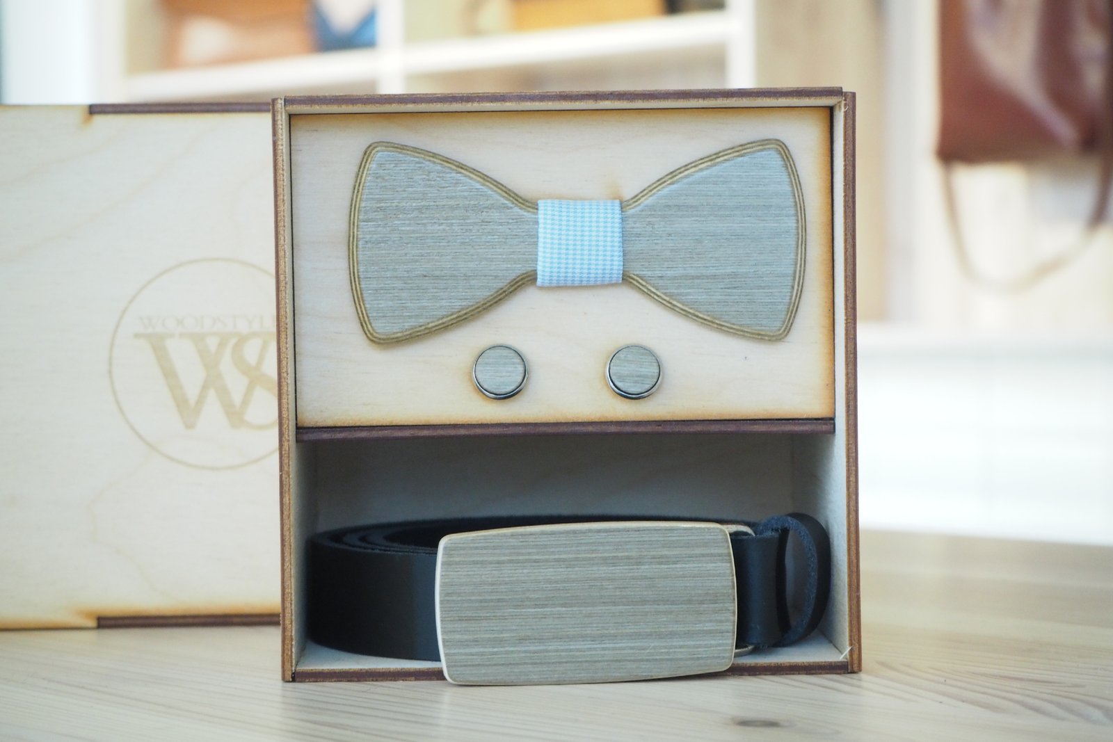 Wood Style Set Kulatý Šedé hedvábí  -  opasek,motýlek a manžetové knoflíčky Obvod pasu: 120, Barva středu: Modrá se vzorem