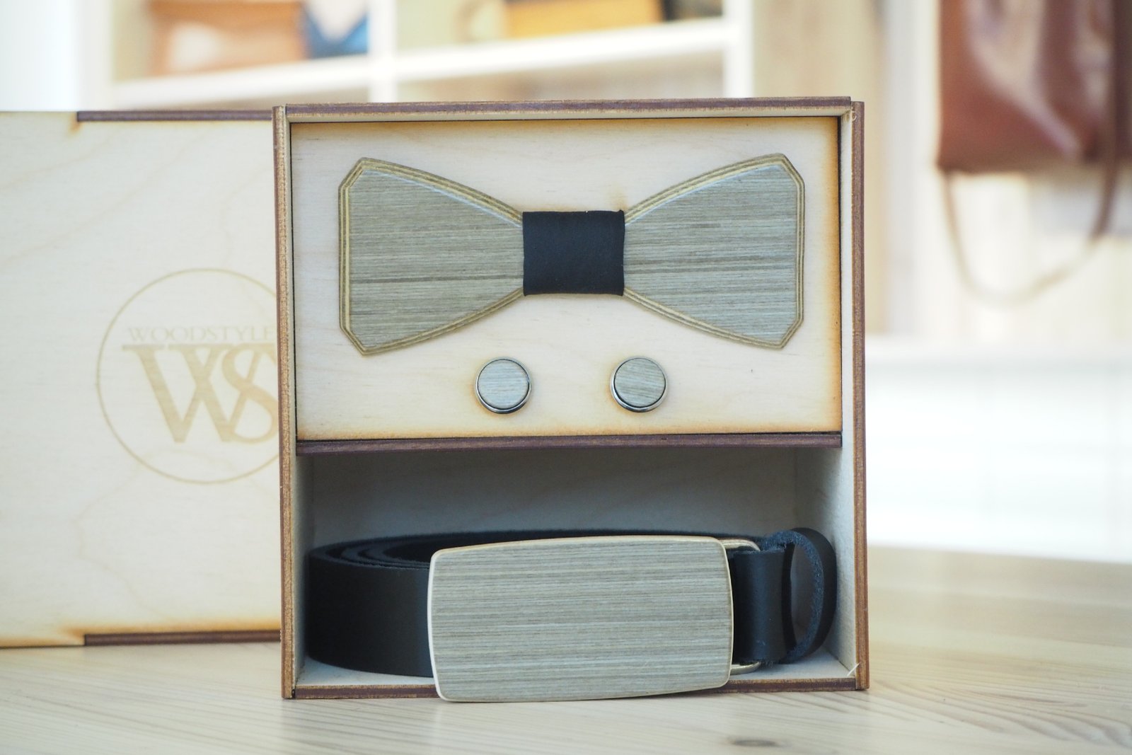 Wood Style Set Hranatý Šedé hedvábí -  opasek,motýlek a manžetové knoflíčky Obvod pasu: 80, Barva středu: Černá