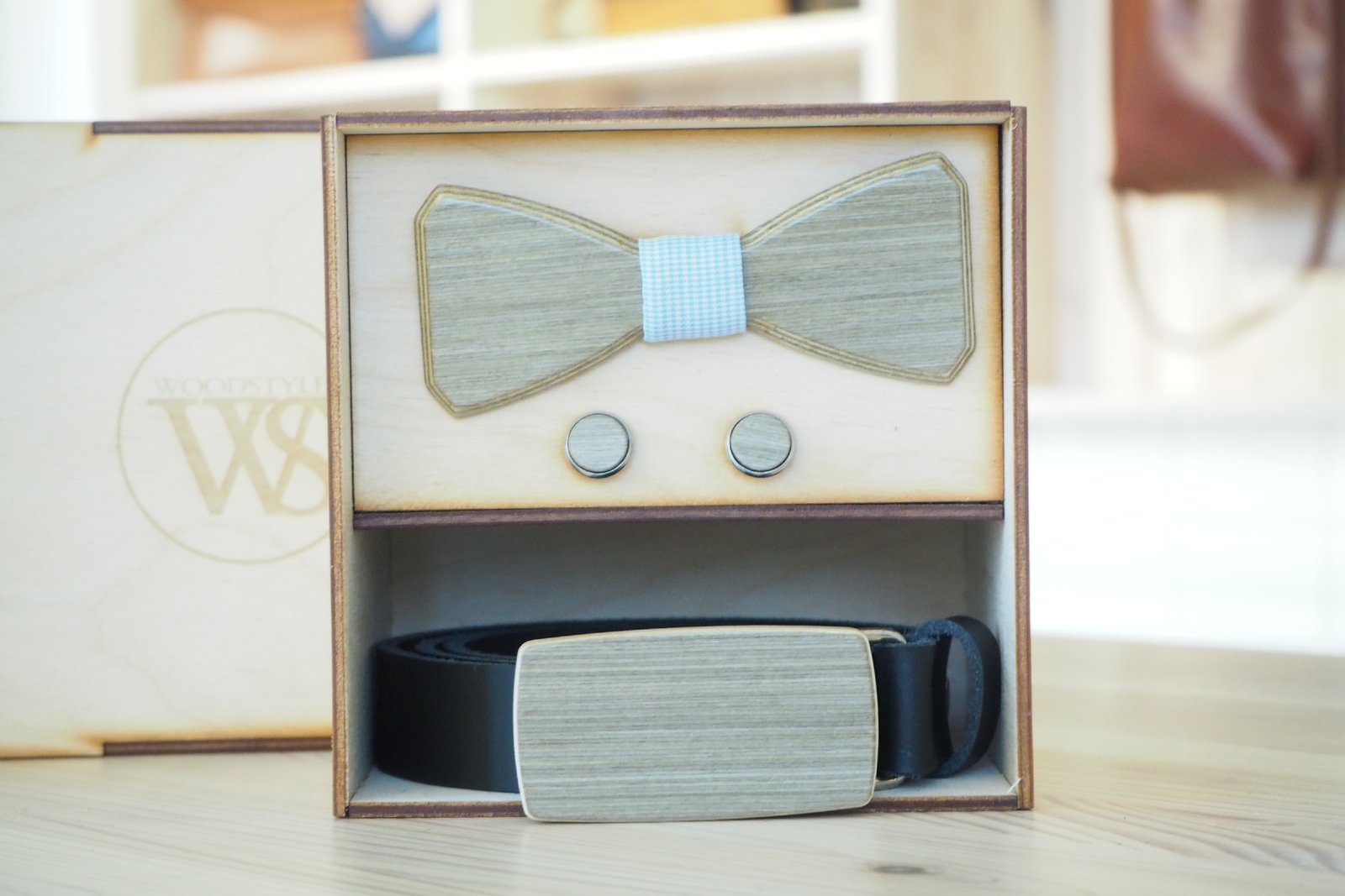 Wood Style Set Hranatý Šedé hedvábí -  opasek,motýlek a manžetové knoflíčky Obvod pasu: 80, Barva středu: Modrá se vzorem