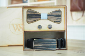 Wood Style Set Hranatý Dub černý -  opasek,motýlek a manžetové knoflíčky Obvod pasu: 120, Barva středu: Modrá se vzorem
