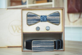 Wood Style Set Hranatý Dub černý -  opasek,motýlek a manžetové knoflíčky Obvod pasu: 110, Barva středu: WS Modrotisk