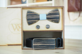 Wood Style Set Kulatý Dub černý  -  opasek,motýlek a manžetové knoflíčky Obvod pasu: 90, Barva středu: Modrá se vzorem