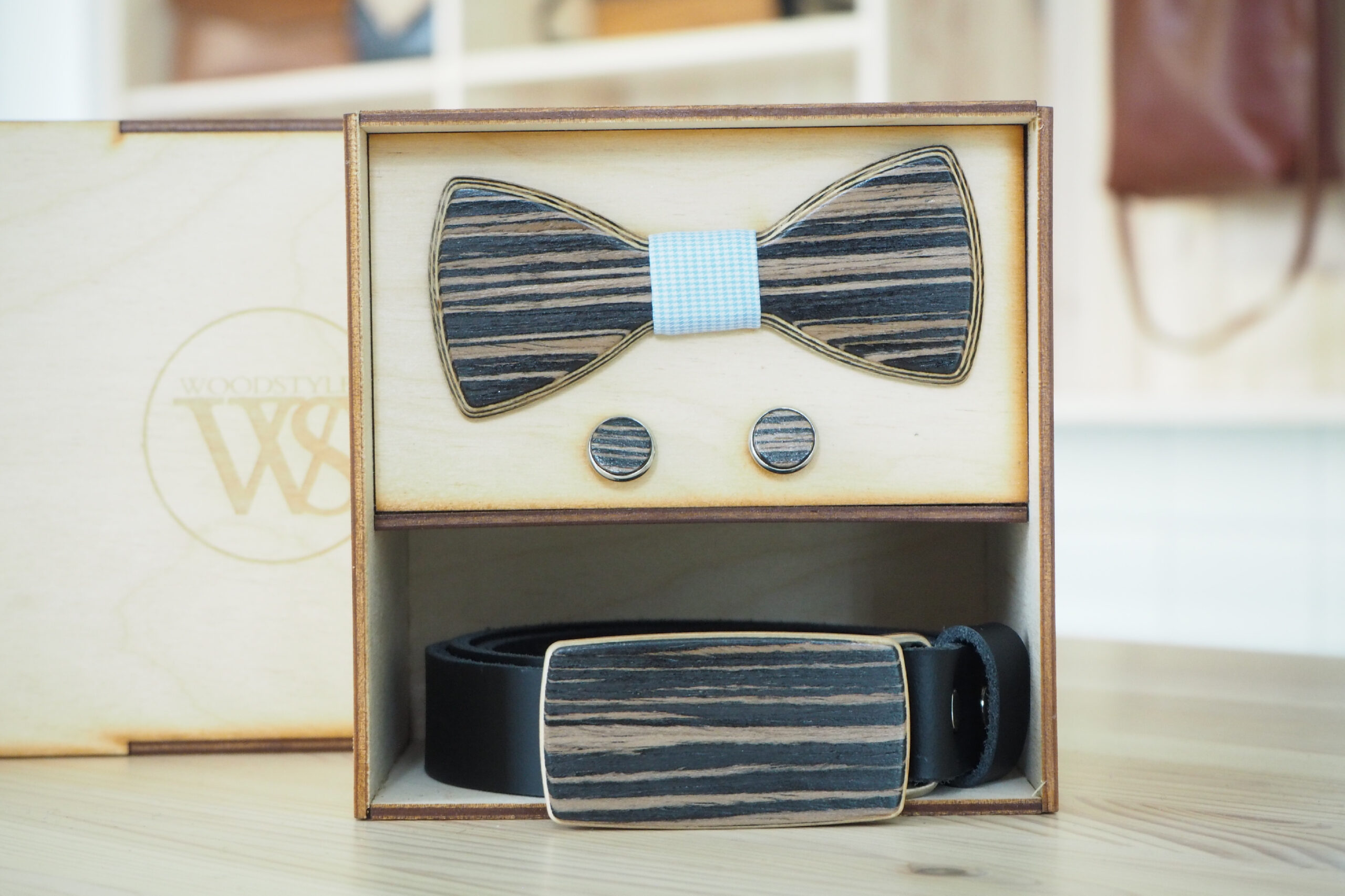 Wood Style Set Kulatý Dub černý - opasek,motýlek a manžetové knoflíčky Obvod pasu: 100, Barva středu: Modrá se vzorem