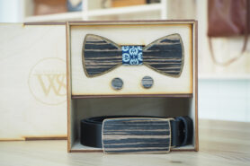 Wood Style Set Kulatý Dub černý  -  opasek,motýlek a manžetové knoflíčky Obvod pasu: 120, Barva středu: WS Modrotisk