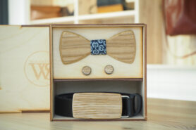 Wood Style Set Kulatý WS Modrotisk  -  opasek, motýlek a manžetové knoflíčky Obvod pasu: 105, Barva kůže: Černá, Druh dýhy: Dub