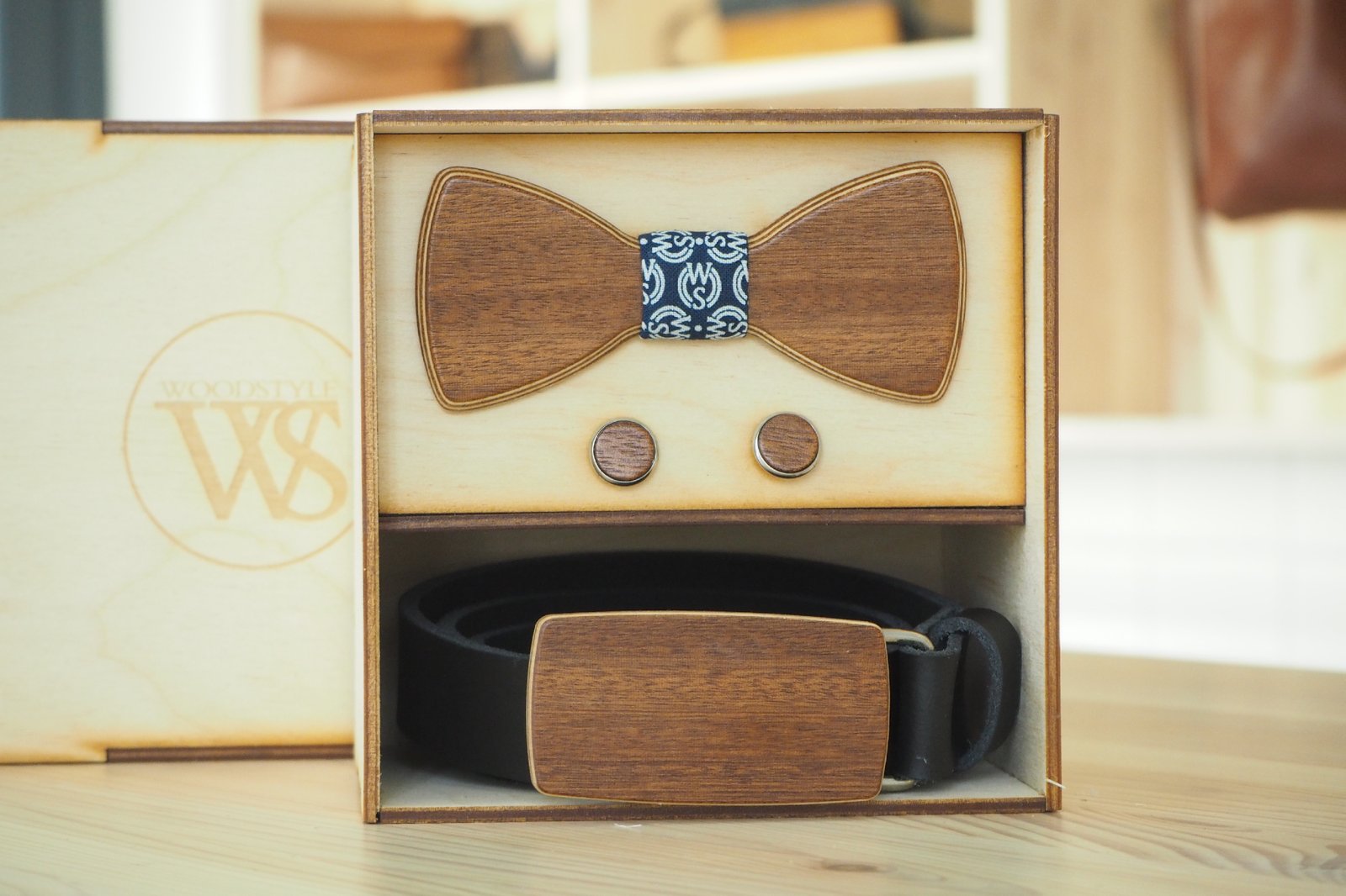 Wood Style Set Kulatý WS Modrotisk  -  opasek, motýlek a manžetové knoflíčky Obvod pasu: 95, Barva kůže: Hnědá, Druh dýhy: Třešeň