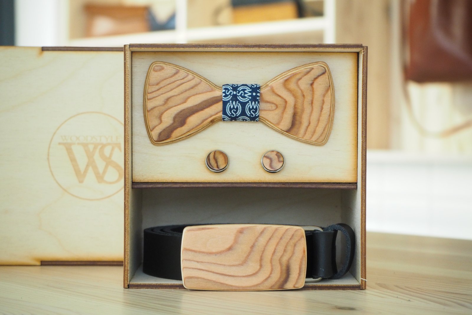 Wood Style Set Kulatý WS Modrotisk - opasek, motýlek a manžetové knoflíčky Obvod pasu: 90, Barva kůže: Hnědá, Druh dýhy: Kořenice