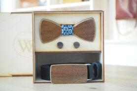 Wood Style Set Kulatý WS Modrotisk  -  opasek, motýlek a manžetové knoflíčky Obvod pasu: 105, Barva kůže: Černá, Druh dýhy: Ořech