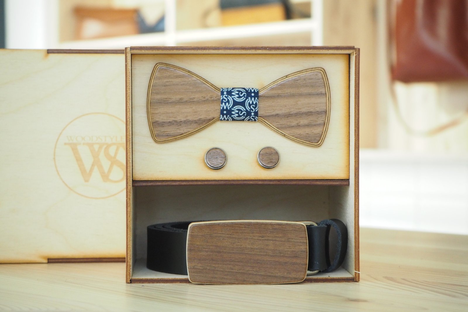 Wood Style Set Kulatý WS Modrotisk  -  opasek, motýlek a manžetové knoflíčky Obvod pasu: 80, Barva kůže: Černá, Druh dýhy: Ořech americký