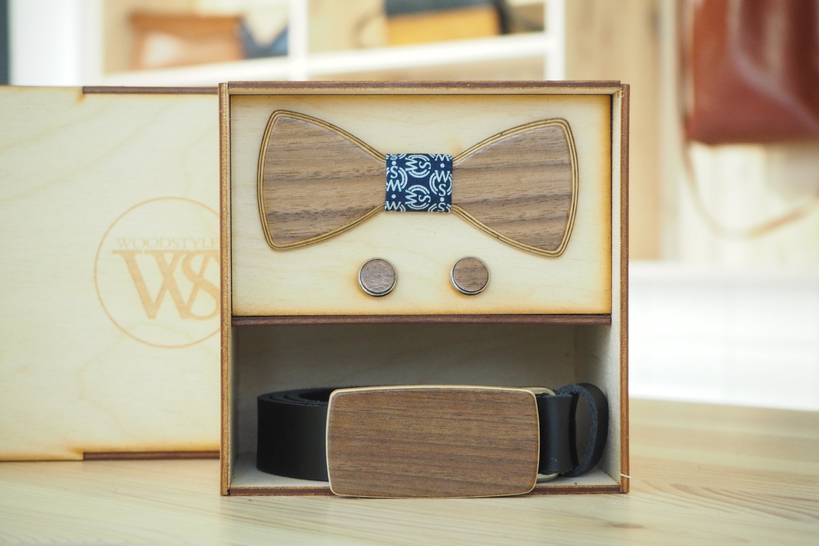 Wood Style Set Kulatý WS Modrotisk  -  opasek, motýlek a manžetové knoflíčky Obvod pasu: 120, Barva kůže: Černá, Druh dýhy: Ořech americký