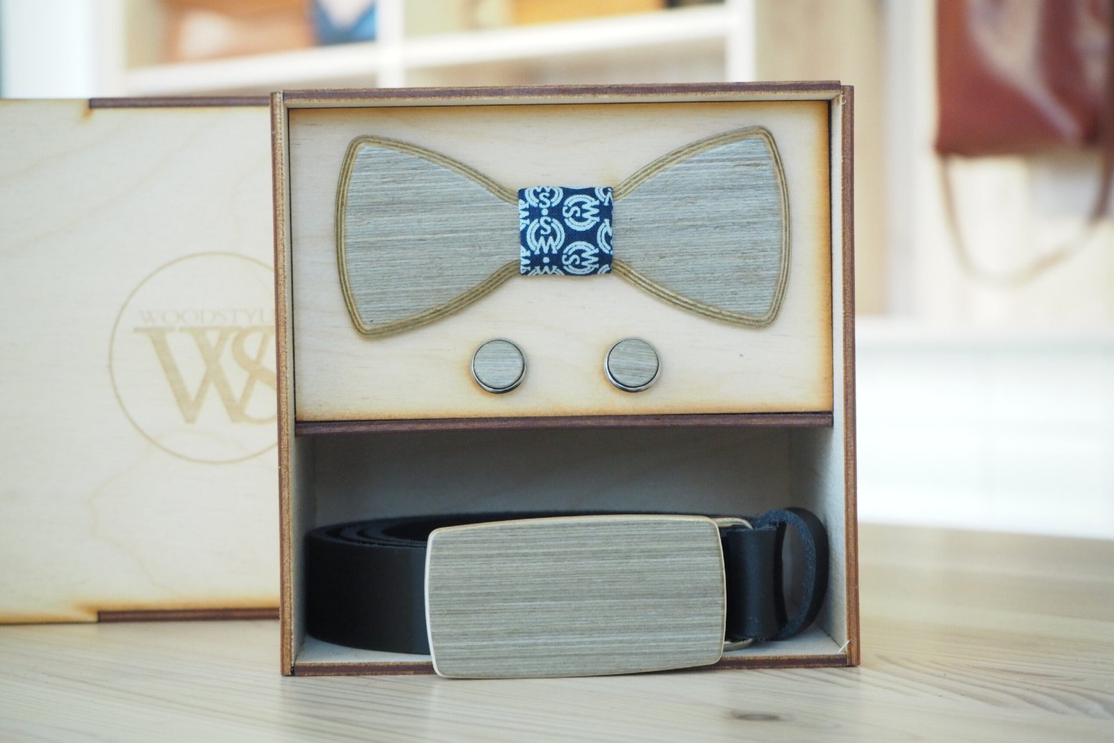 Wood Style Set Kulatý WS Modrotisk - opasek, motýlek a manžetové knoflíčky Obvod pasu: 105, Barva kůže: Černá, Druh dýhy: Šedé hedvábí