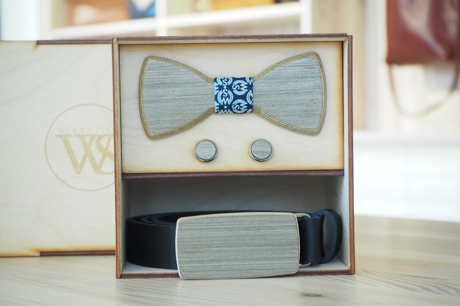 Wood Style Set Kulatý WS Modrotisk  -  opasek, motýlek a manžetové knoflíčky Obvod pasu: 105, Barva kůže: Černá, Druh dýhy: Šedé hedvábí