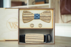 Wood Style Set Kulatý WS Modrotisk  -  opasek, motýlek a manžetové knoflíčky Obvod pasu: 75, Barva kůže: Černá, Druh dýhy: Zebrano