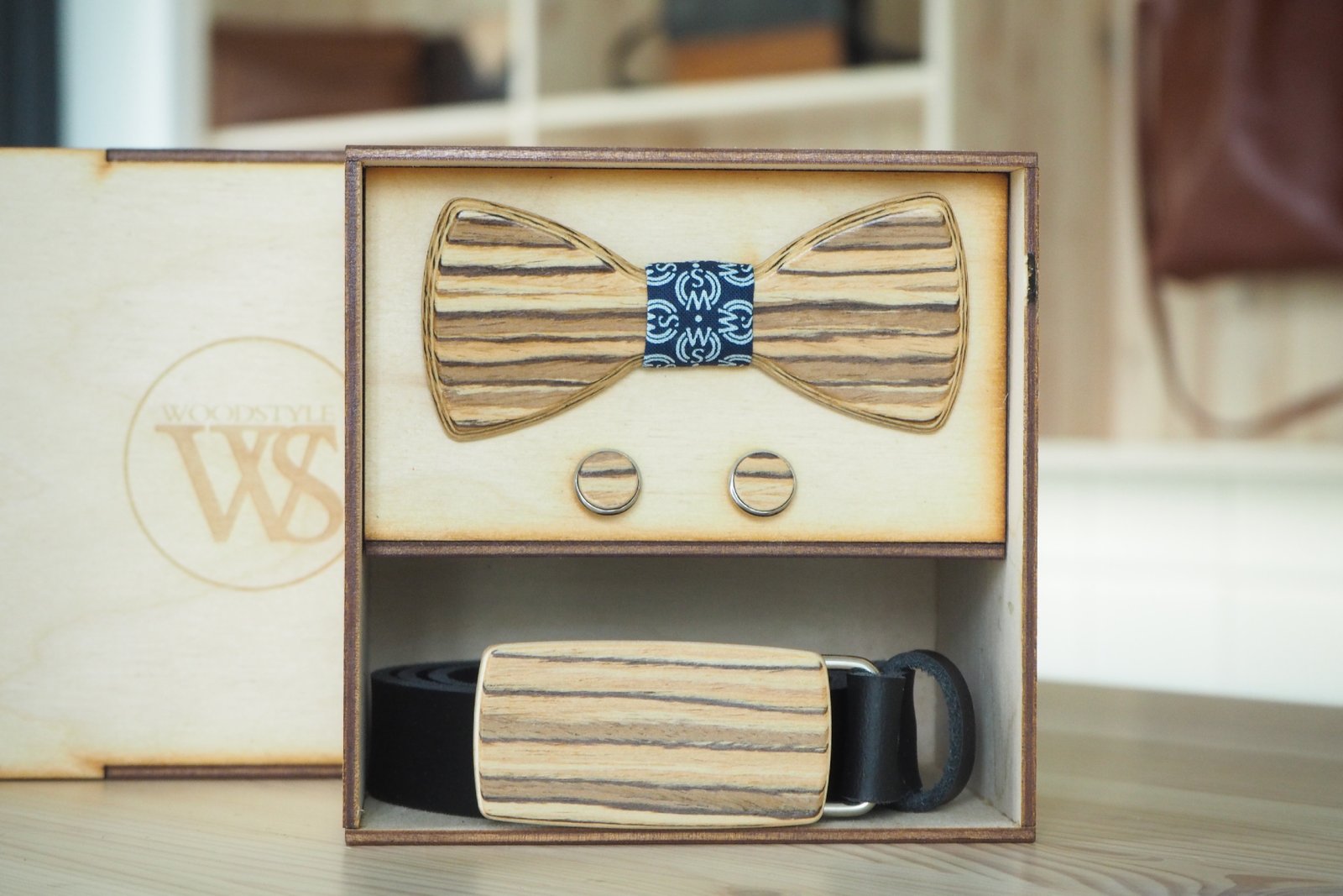 Wood Style Set Kulatý WS Modrotisk - opasek, motýlek a manžetové knoflíčky Obvod pasu: 105, Barva kůže: Černá, Druh dýhy: Zebrano