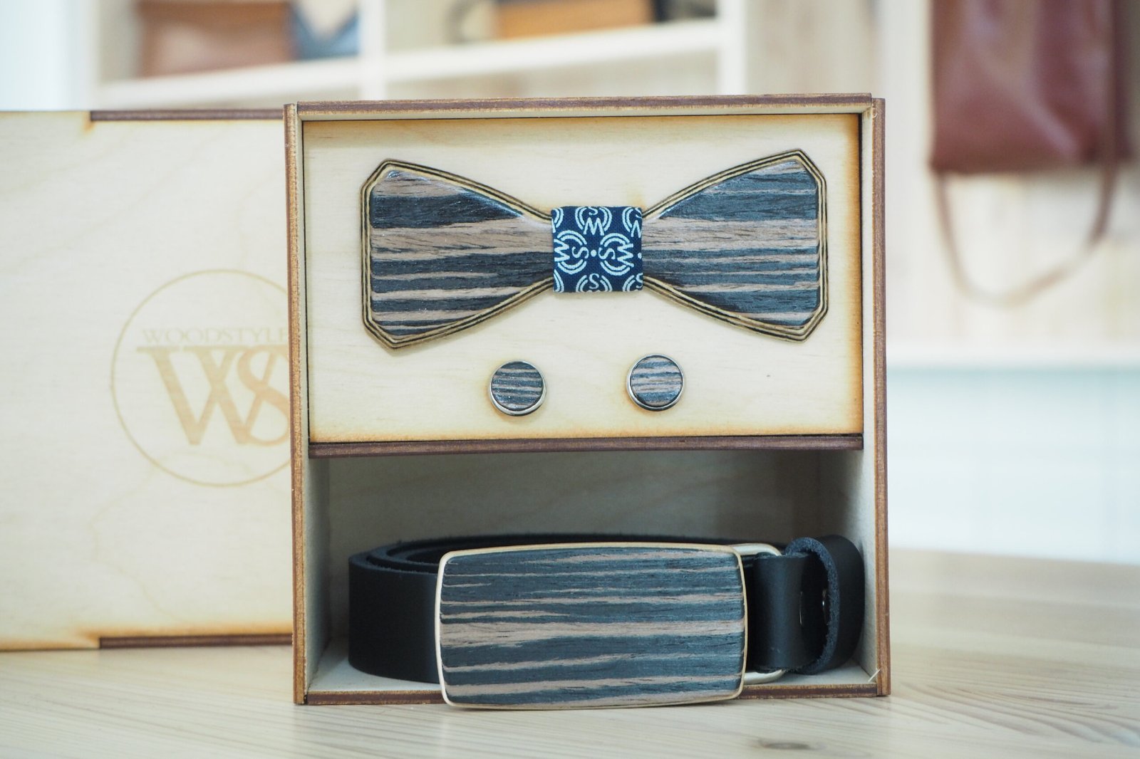 Wood Style Set Hranatý WS Modrotisk - opasek, motýlek a manžetové knoflíčky Obvod pasu: 115, Barva kůže: Černá, Druh dýhy: Zebrano