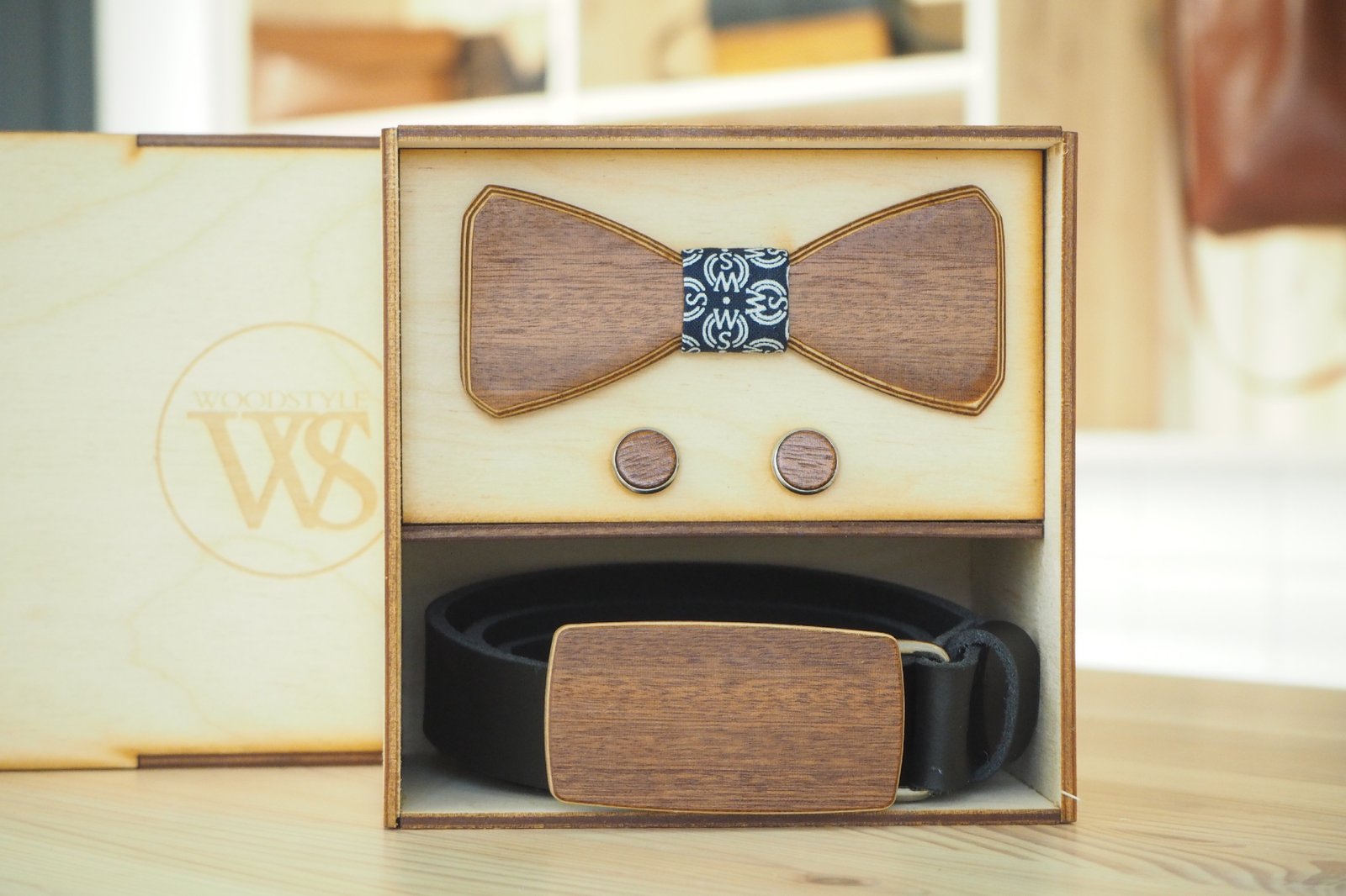 Wood Style Set Hranatý WS Modrotisk  -  opasek, motýlek a manžetové knoflíčky Obvod pasu: 105, Barva kůže: Černá, Druh dýhy: Třešeň