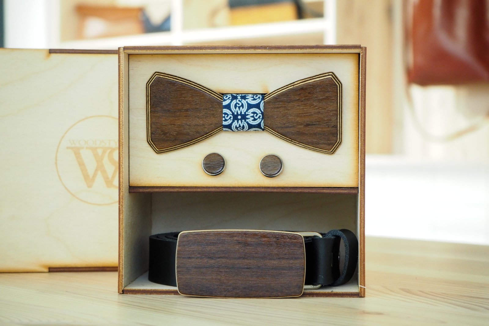 Wood Style Set Hranatý WS Modrotisk - opasek, motýlek a manžetové knoflíčky Obvod pasu: 120, Barva kůže: Hnědá, Druh dýhy: Ořech