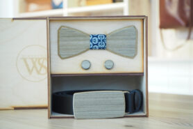 Wood Style Set Hranatý WS Modrotisk  -  opasek, motýlek a manžetové knoflíčky Obvod pasu: 105, Barva kůže: Černá, Druh dýhy: Šedé hedvábí