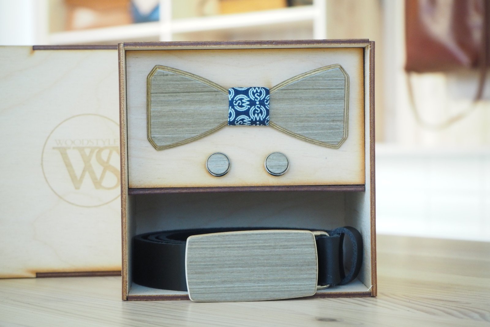 Wood Style Set Hranatý WS Modrotisk  -  opasek, motýlek a manžetové knoflíčky Obvod pasu: 105, Barva kůže: Černá, Druh dýhy: Šedé hedvábí