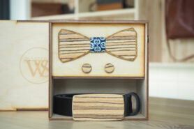 Wood Style Set Hranatý WS Modrotisk  -  opasek, motýlek a manžetové knoflíčky Obvod pasu: 95, Barva kůže: Černá, Druh dýhy: Zebrano