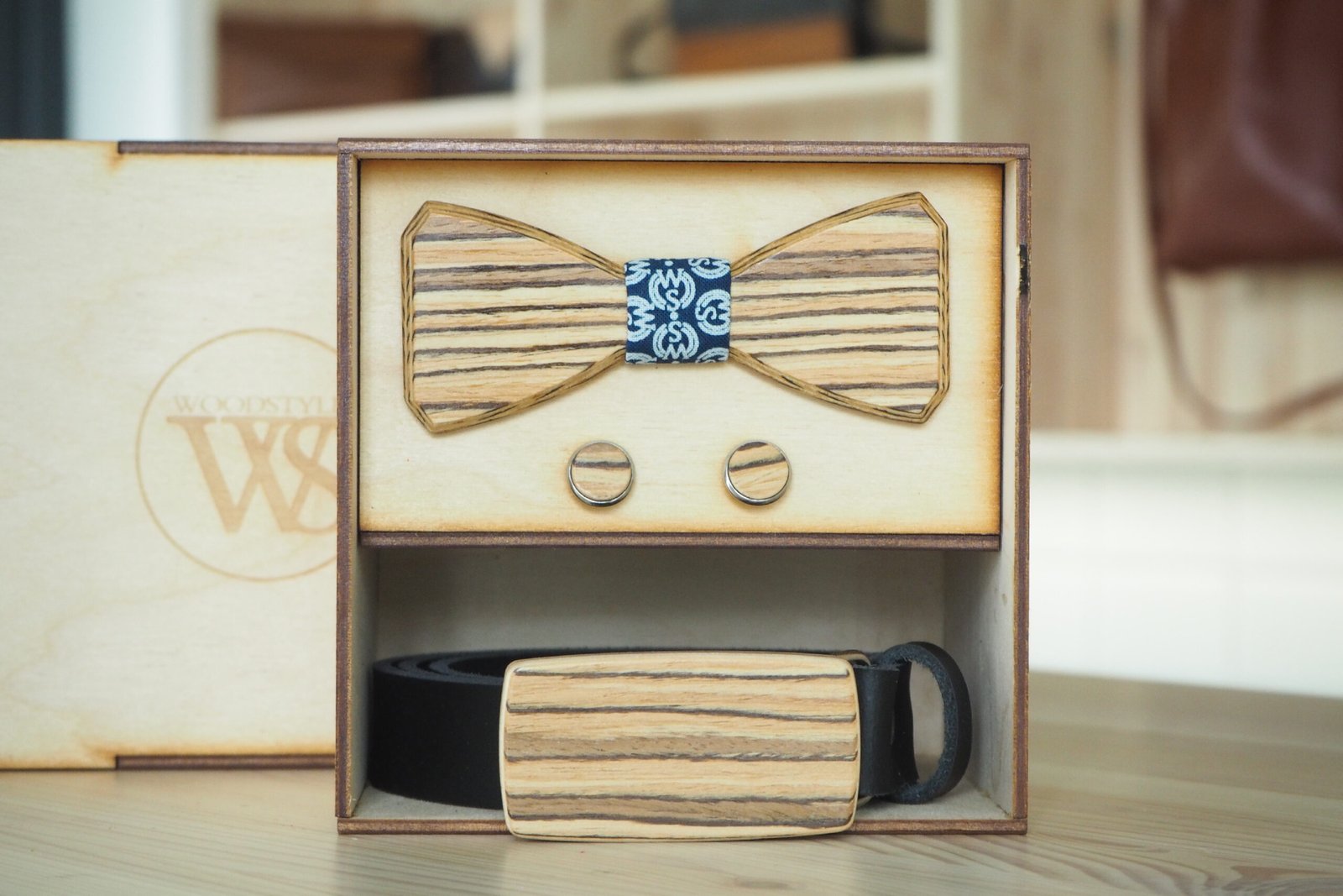 Wood Style Set Hranatý WS Modrotisk - opasek, motýlek a manžetové knoflíčky Obvod pasu: 120, Barva kůže: Hnědá, Druh dýhy: Kořenice - Obrázek 2