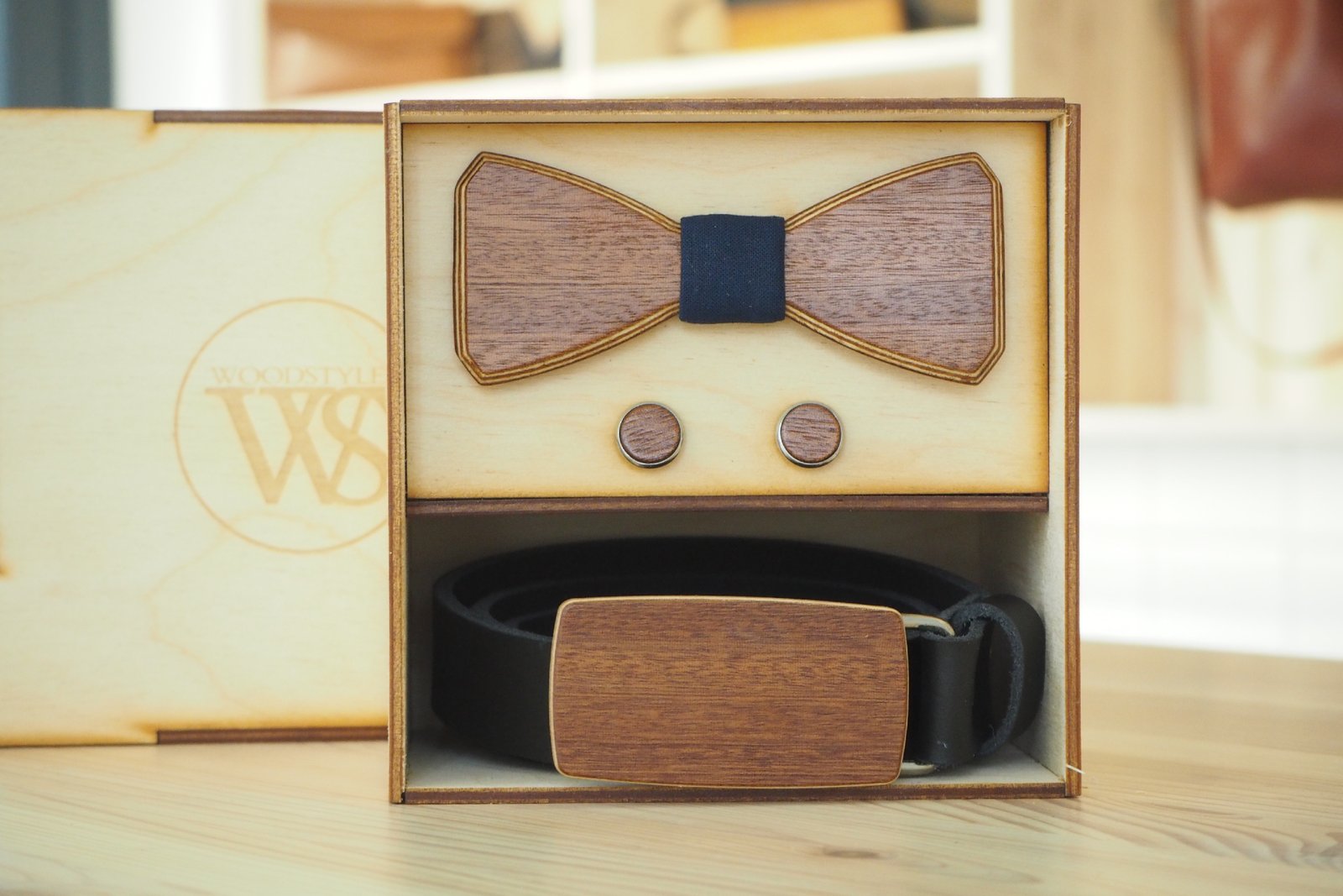 Wood Style Set Hranatý Modrotisk  -  opasek, motýlek a manžetové knoflíčky Obvod pasu: 100, Barva kůže: Černá, Druh dýhy: Třešeň