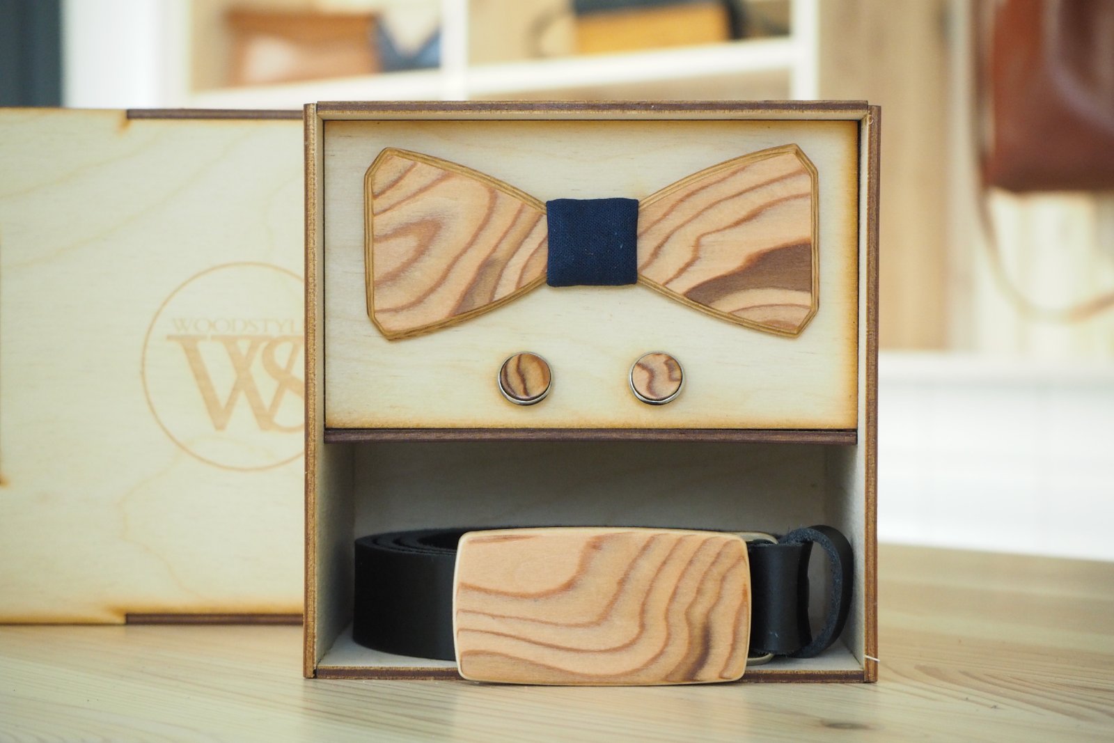 Wood Style Set Hranatý Modrotisk  -  opasek, motýlek a manžetové knoflíčky Obvod pasu: 85, Barva kůže: Černá, Druh dýhy: Kořenice