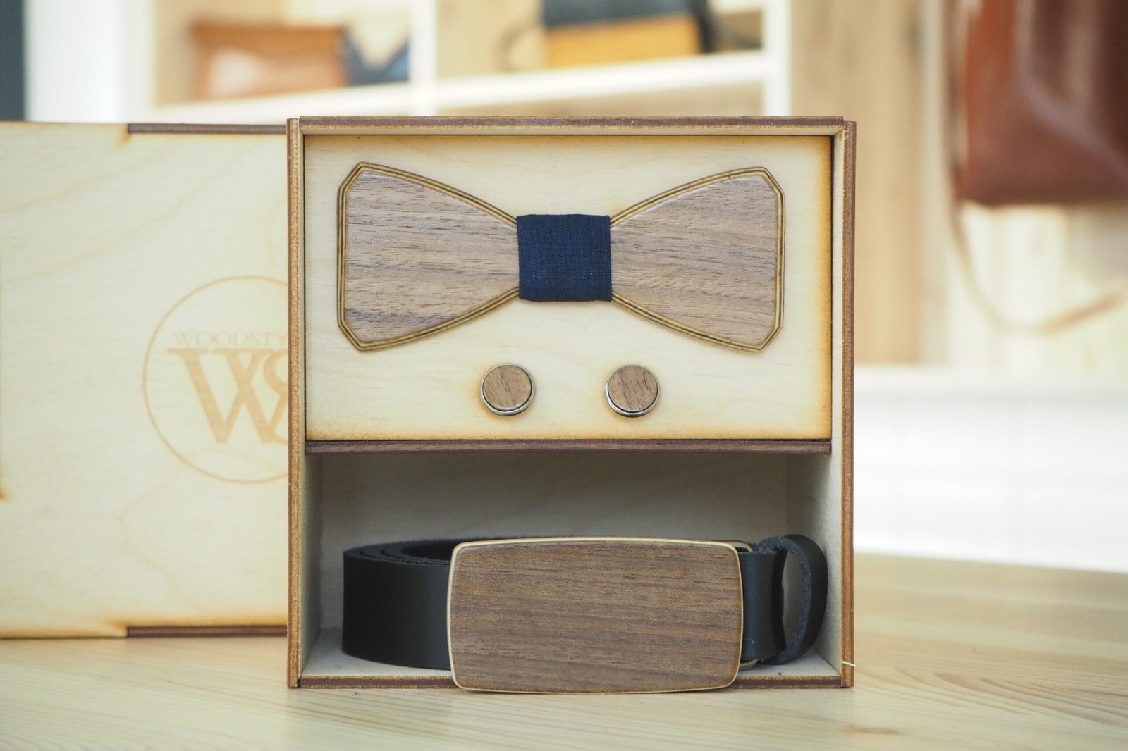 Wood Style Set Hranatý Modrotisk - opasek, motýlek a manžetové knoflíčky Obvod pasu: 105, Barva kůže: Černá, Druh dýhy: Ořech americký