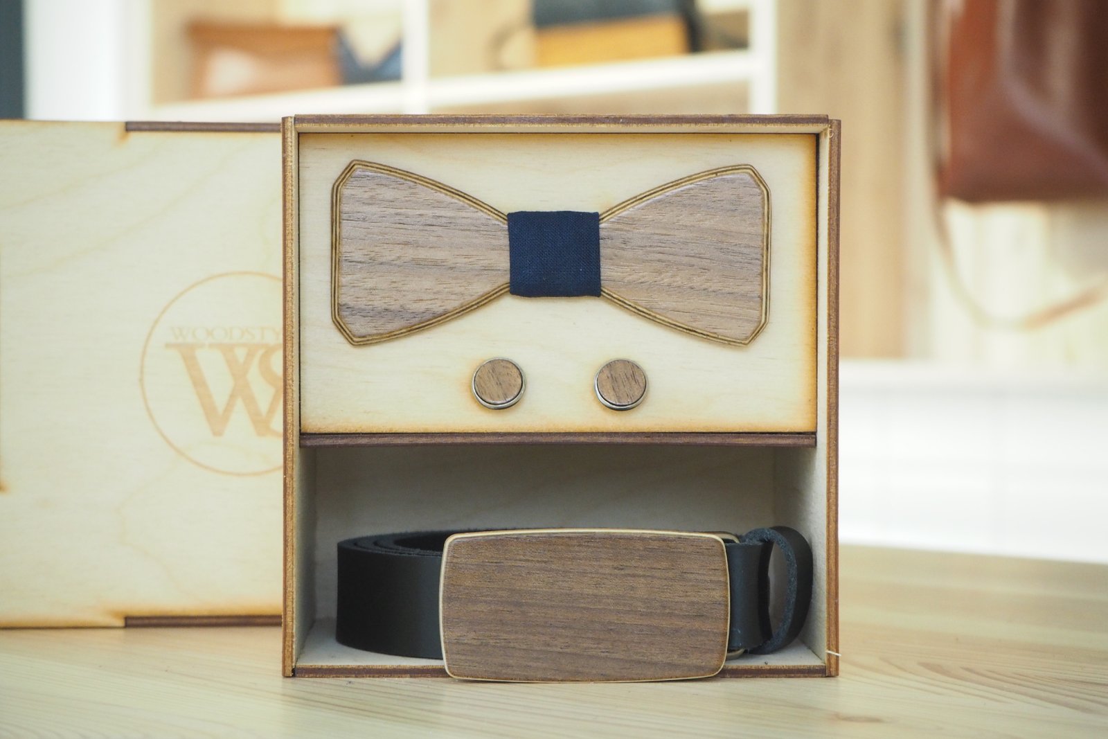 Wood Style Set Hranatý Modrotisk  -  opasek, motýlek a manžetové knoflíčky Obvod pasu: 95, Barva kůže: Hnědá, Druh dýhy: Ořech americký