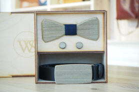 Wood Style Set Hranatý Modrotisk  -  opasek, motýlek a manžetové knoflíčky Obvod pasu: 120, Barva kůže: Černá, Druh dýhy: Šedé hedvábí