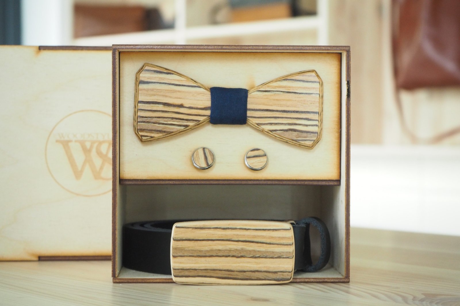 Wood Style Set Hranatý Modrotisk  -  opasek, motýlek a manžetové knoflíčky Obvod pasu: 110, Barva kůže: Hnědá, Druh dýhy: Zebrano