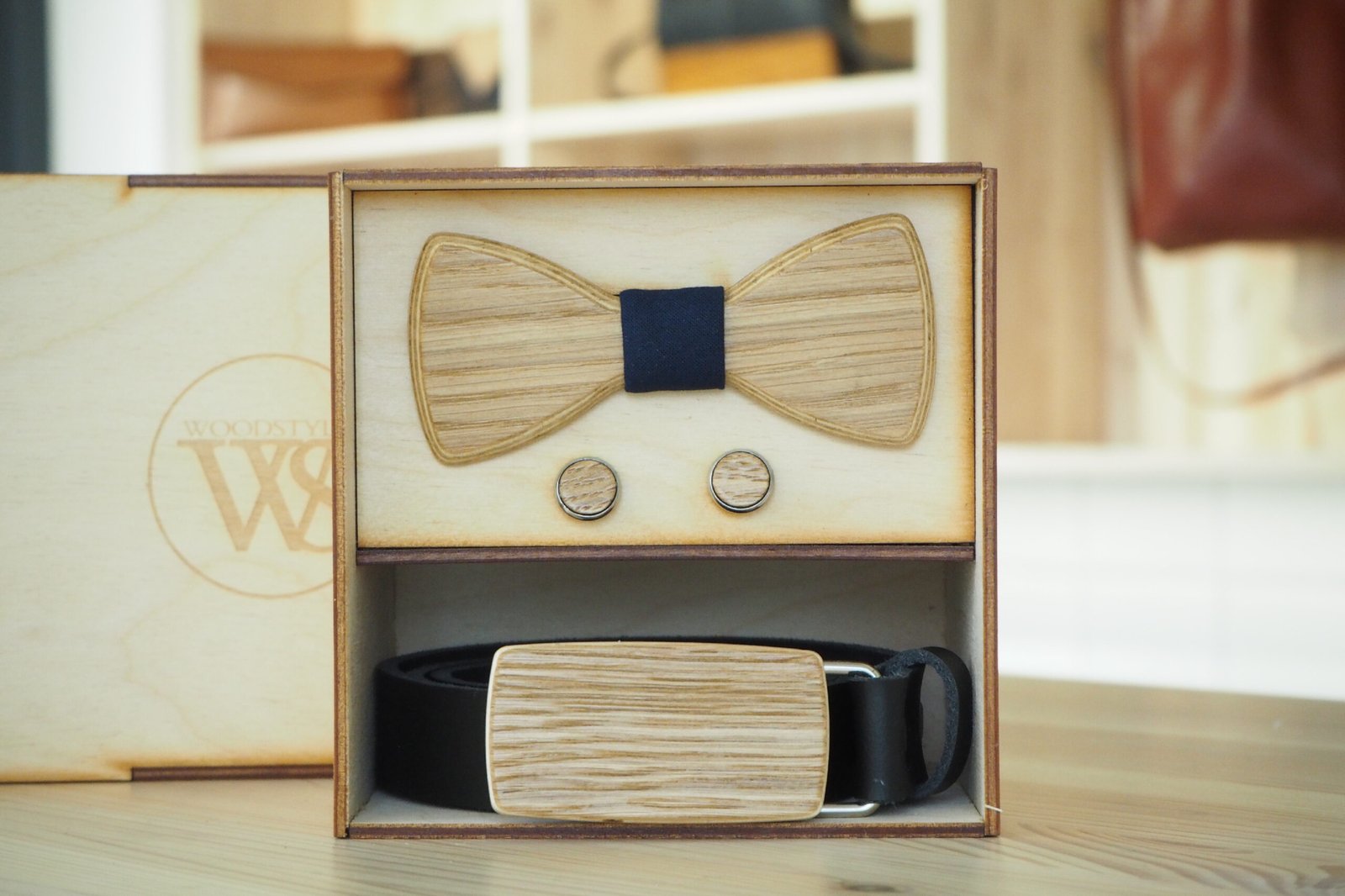 Wood Style Set Kulatý Modrotisk - opasek, motýlek a manžetové knoflíčky Obvod pasu: 115, Barva kůže: Hnědá, Druh dýhy: Kořenice - Obrázek 2