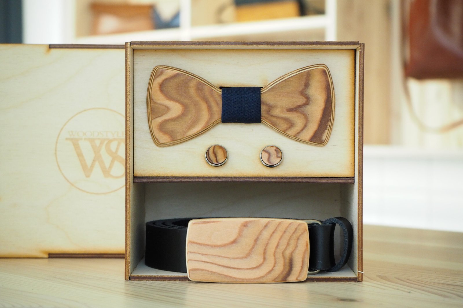 Wood Style Set Kulatý Modrotisk - opasek, motýlek a manžetové knoflíčky Obvod pasu: 115, Barva kůže: Hnědá, Druh dýhy: Kořenice