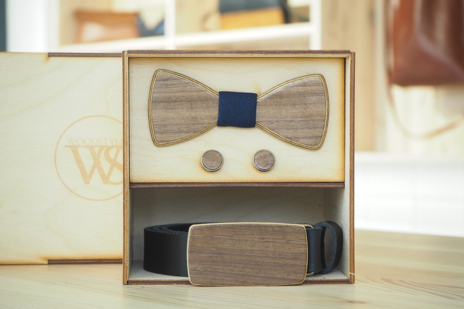 Wood Style Set Kulatý Modrotisk - opasek, motýlek a manžetové knoflíčky Obvod pasu: 90, Barva kůže: Černá, Druh dýhy: Ořech americký