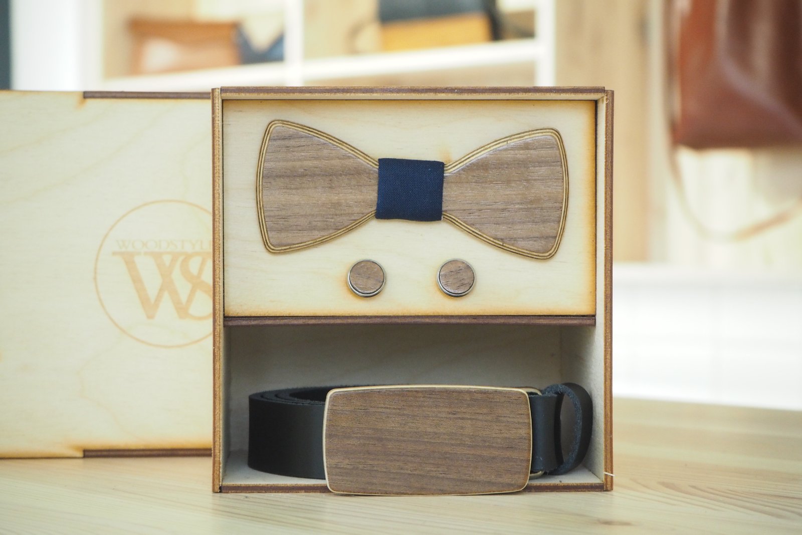 Wood Style Set Kulatý Modrotisk  -  opasek, motýlek a manžetové knoflíčky Obvod pasu: 110, Barva kůže: Hnědá, Druh dýhy: Ořech americký
