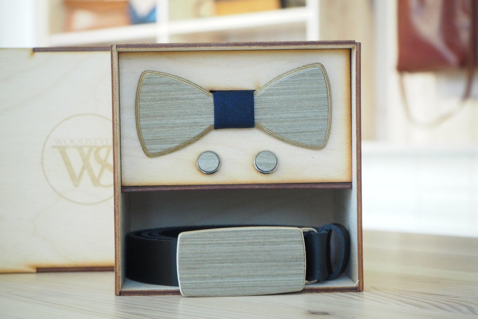 Wood Style Set Kulatý Modrotisk  -  opasek, motýlek a manžetové knoflíčky Obvod pasu: 80, Barva kůže: Hnědá, Druh dýhy: Šedé hedvábí